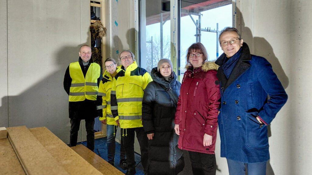 Geschäftsführung mit Besuchern.