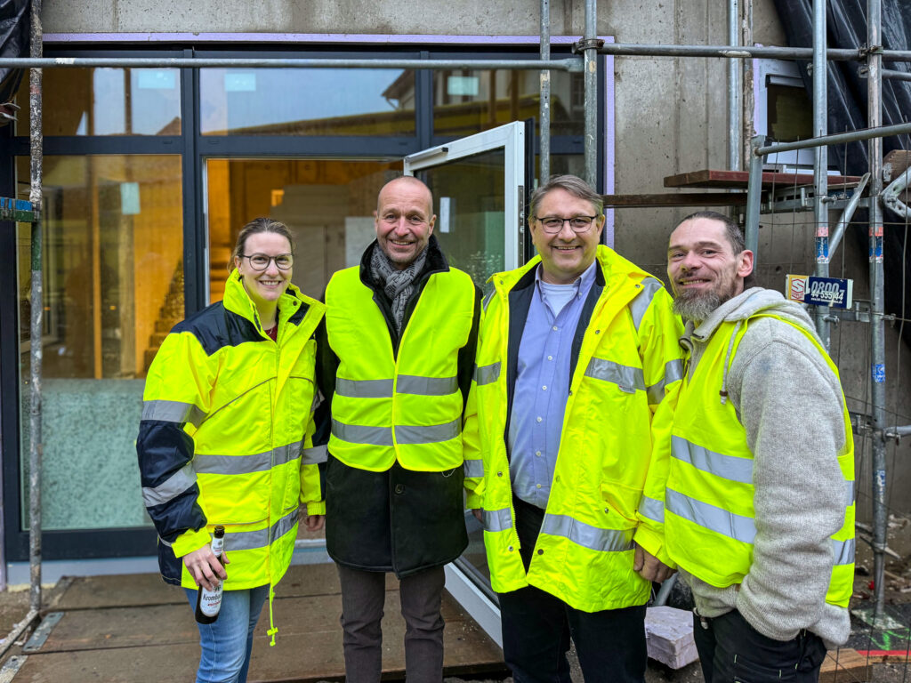 Geschäftsführung mit Mitarbeitenden.